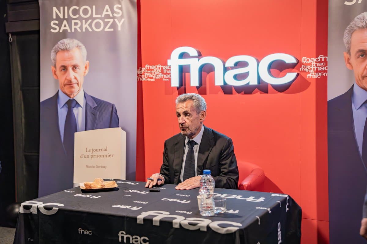 Sarkozy à la FNAC : Dédicace et Tensions en 2025